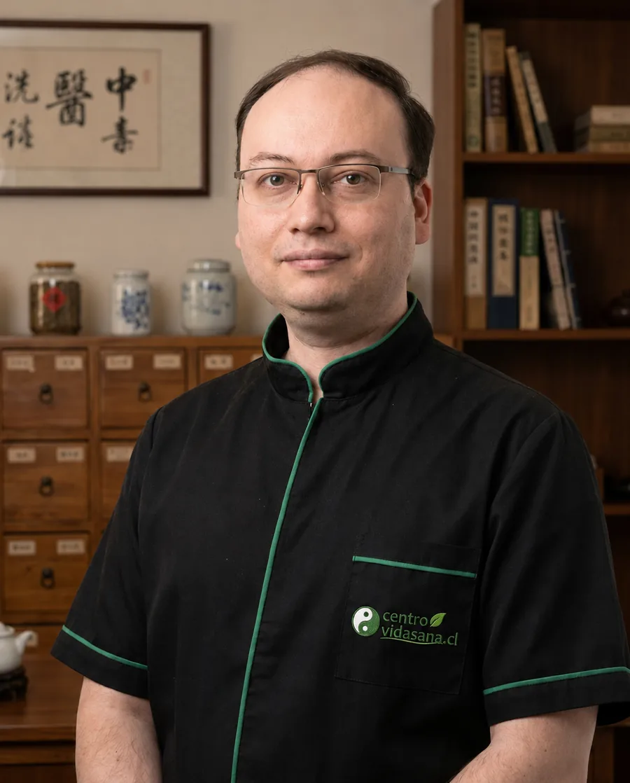 Eduardo Lagos, instructor del curso, en su consulta de medicina tradicional china